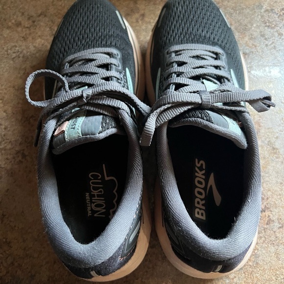 Women’s Brooks - Picture 2 of 5